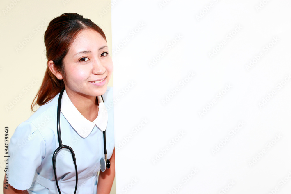 ホワイトボードと笑顔の看護師