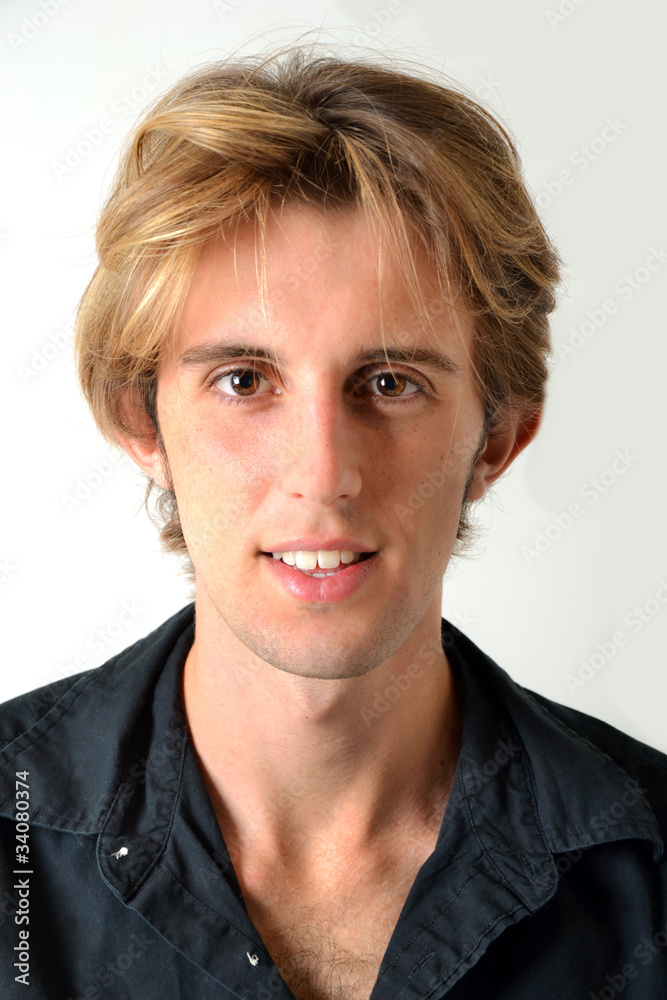 Portrait de jeune-homme blond de face Portrait de jeune-homme blond de face