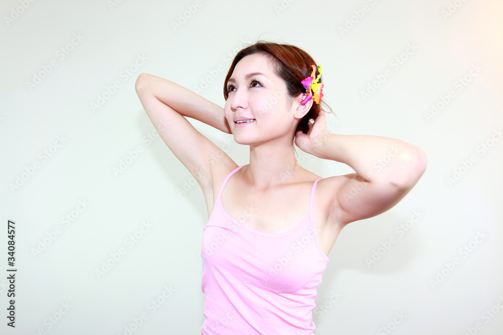 上を見上げる笑顔の女性 上を見上げる笑顔の女性