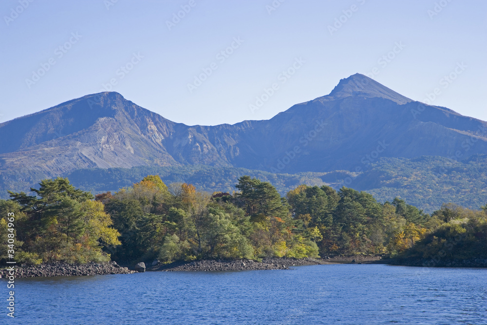 秋の桧原湖からの磐梯山