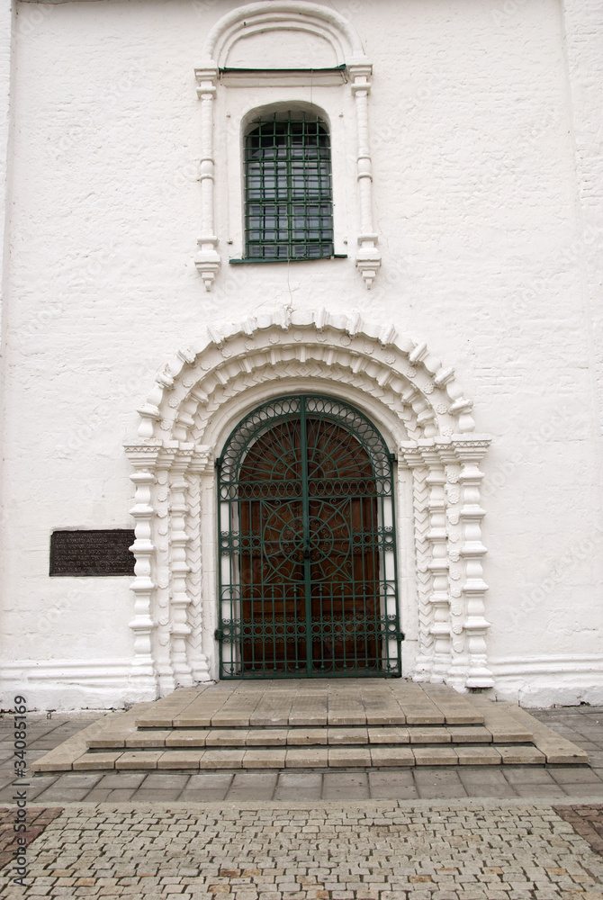 Ворота и окно на фасаде старинной Русской церкви.