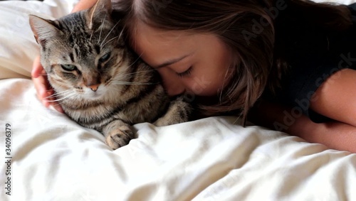 fillette câlinant son chat