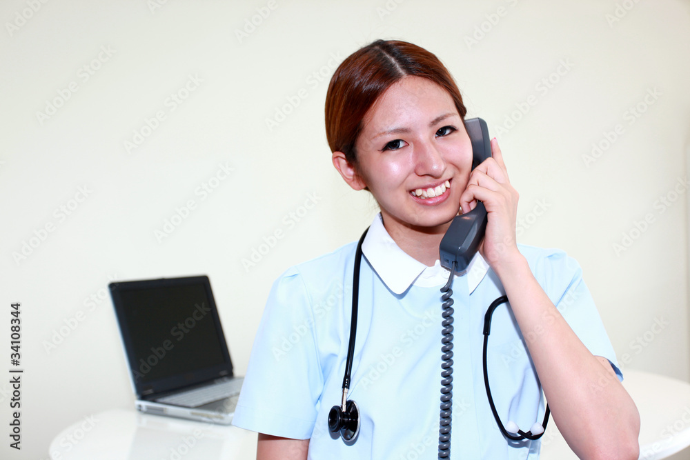 通話中の笑顔の看護師