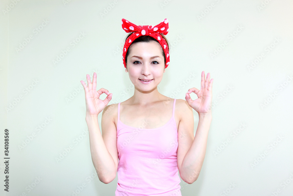 両手でOKサインを出す女性 両手でOKサインを出す女性