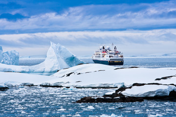 Fotobehang Zuidpoolgebied Groot cruiseschip op open zee  © Goinyk