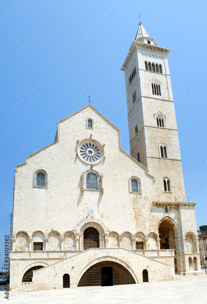 Facciata della cattedrale di Trani con campanile