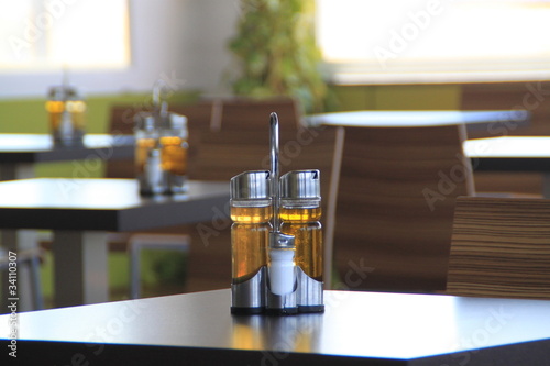 Aceite y vinagre de aliño en comedor