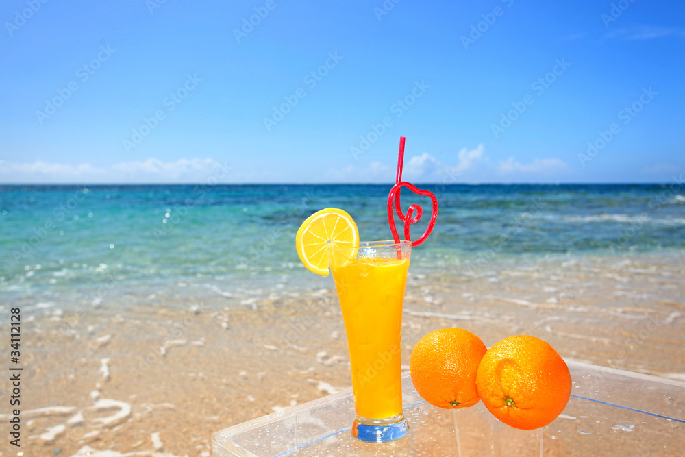 コマカ島の美しいビーチと美味しそうなトロピカルジュース Stock Photo Adobe Stock