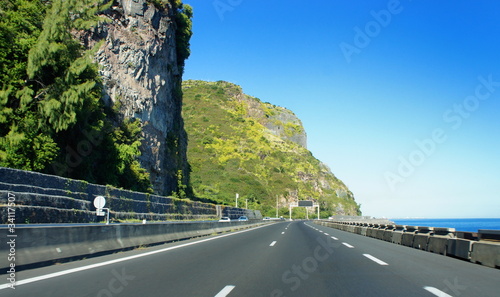 Route du littoral en bordure de mer, La Réunion