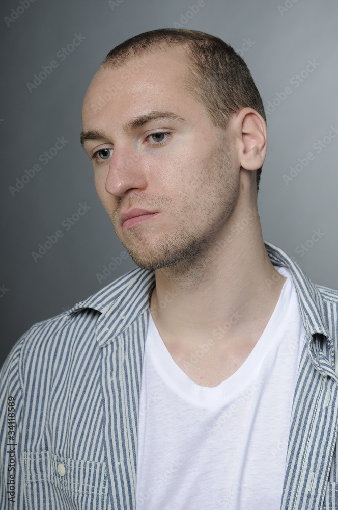 Obraz premium depressed young man posing