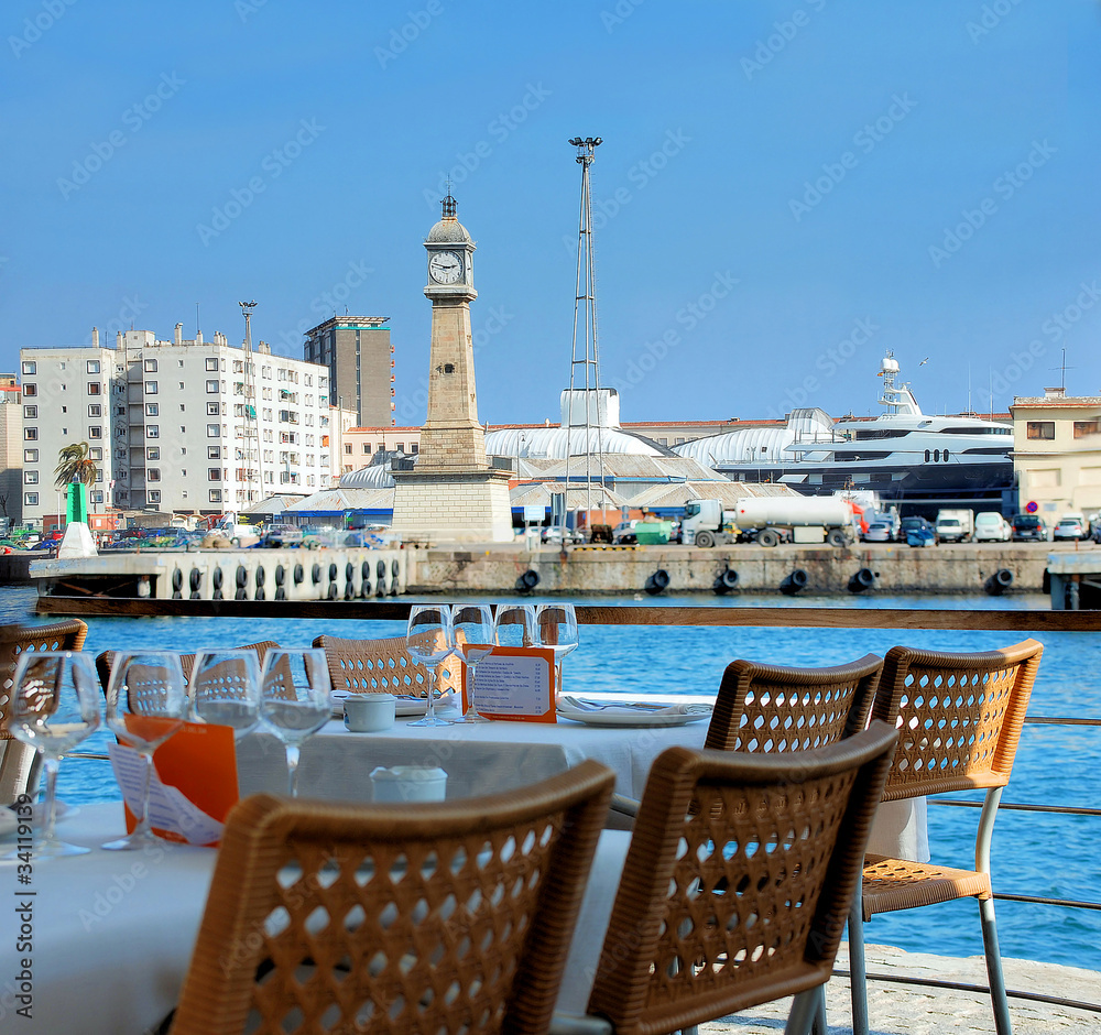 Obraz premium restaurant on quay in port of barcelona