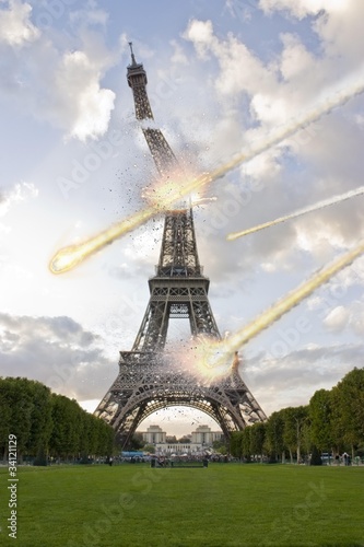 Fotografia Meteorite shower over paris, destroying the Eiffel Tower