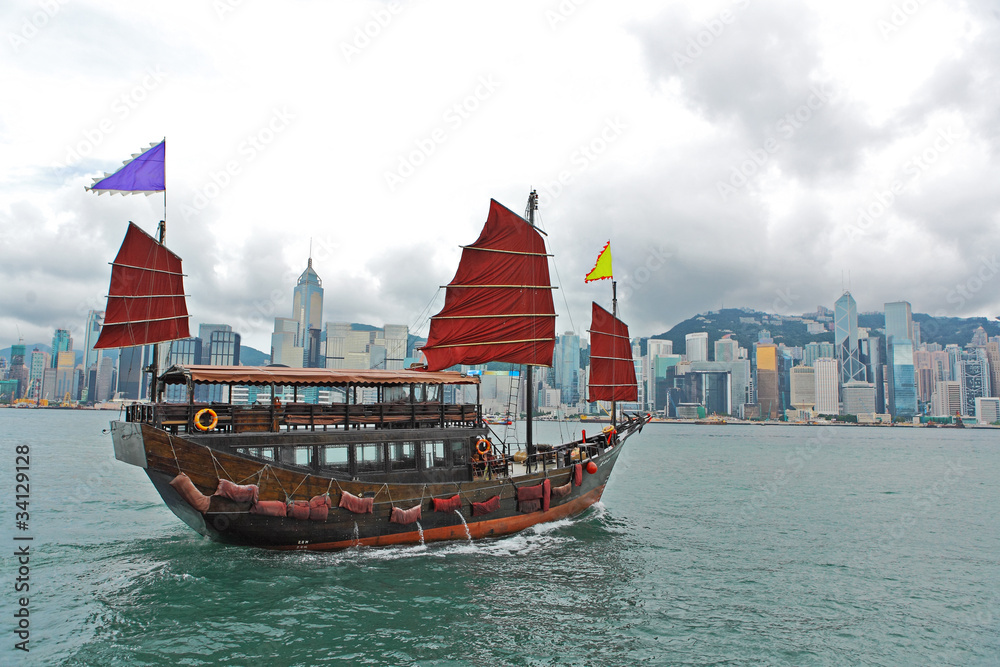 Obraz premium Hong Kong harbour with tourist junk