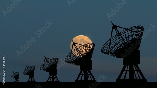Radio_telescope_moonrise