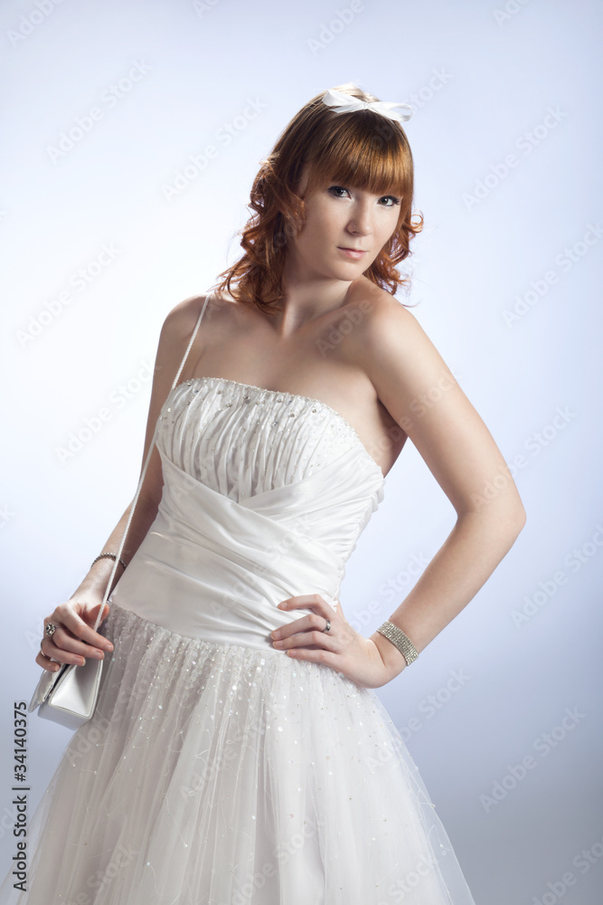 Junge Frau in weissem Ballkleid