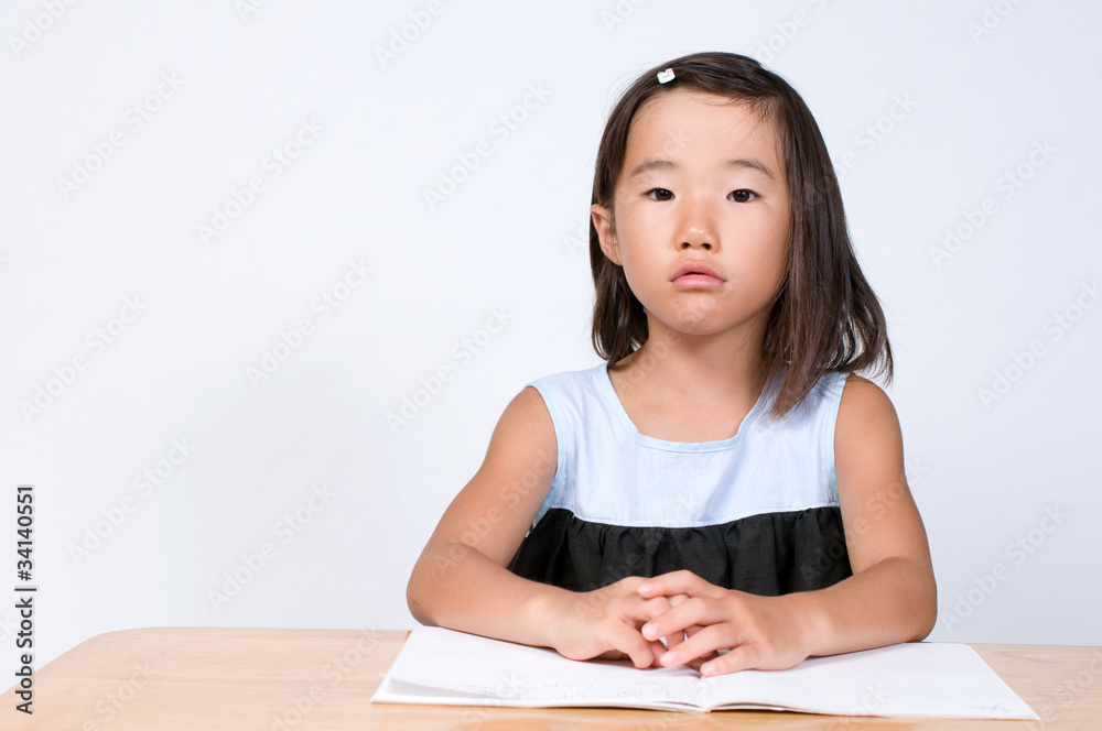 ノートを広げる女の子 ノートを広げる女の子
