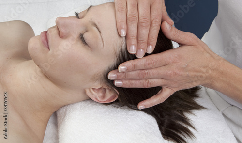 gestuelle de massage de la tête photo