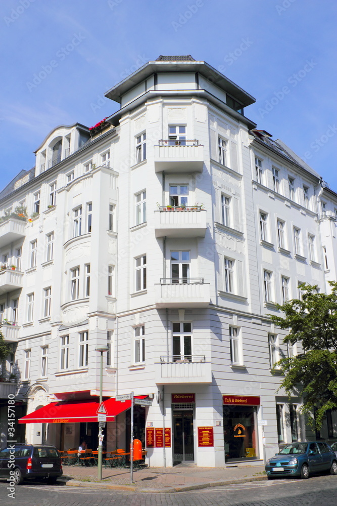 Obraz premium Odnowiony stary budynek