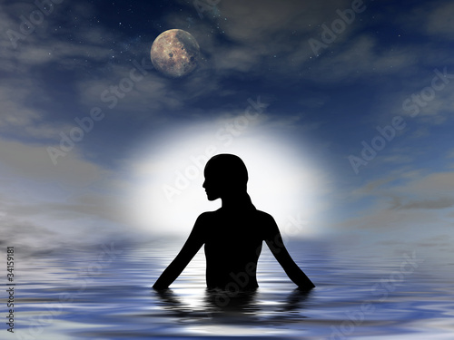 Frau badet nachts im Meer - Silhouette