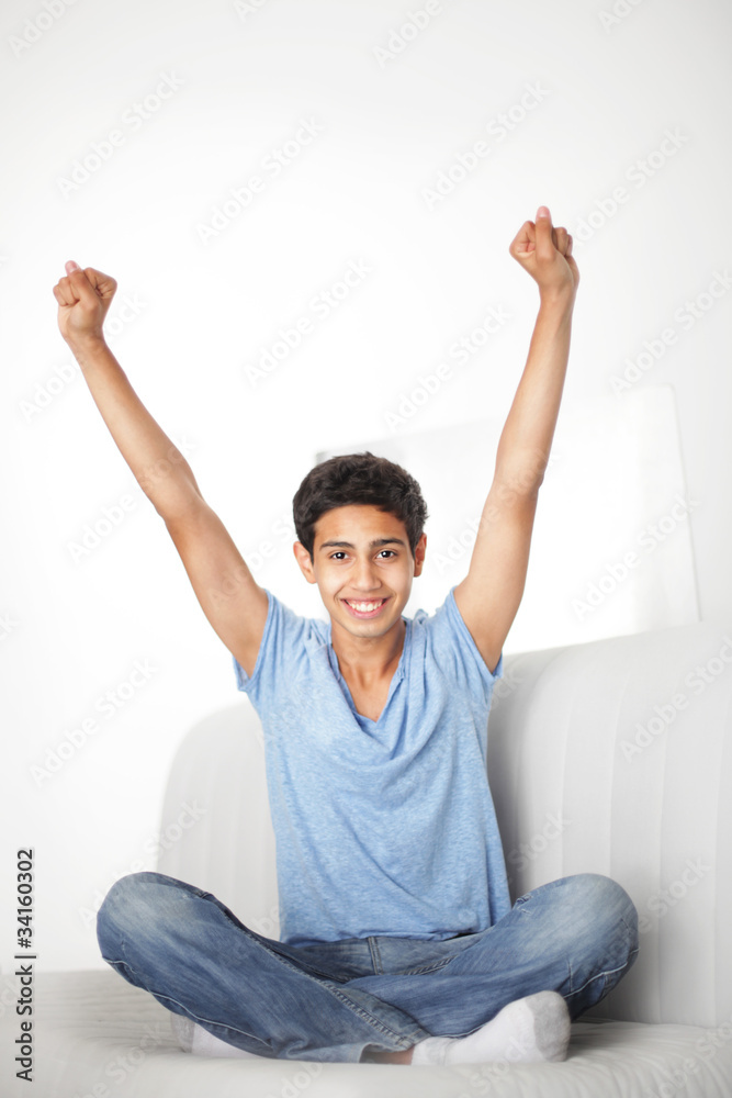 junger Mann auf der Couch junger Mann auf der Couch