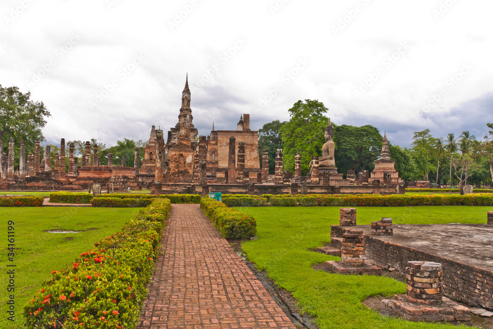 Overall of wat mahatat and walkway in sukhothai