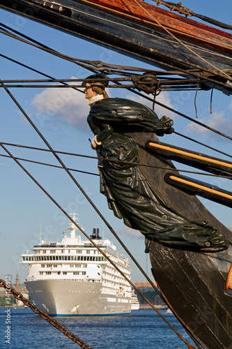 Cuadro en lienzo Old ships figurehead with modern cruiseliner in the background.