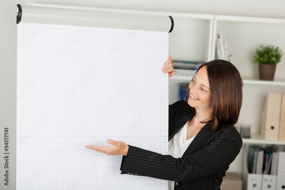 frau präsentiert etwas am flipchart frau präsentiert etwas am flipchart