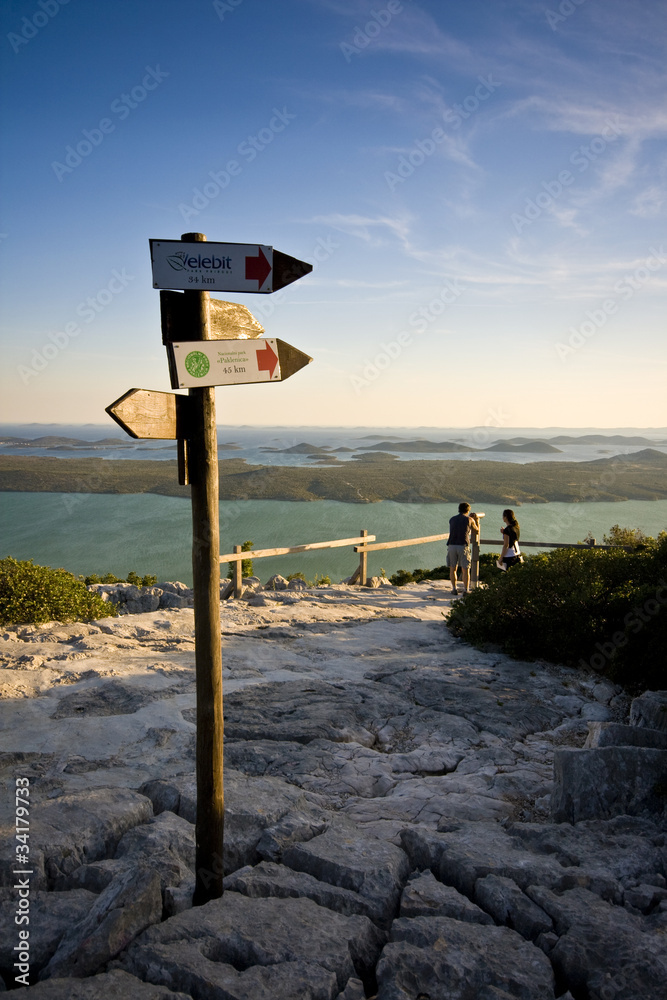 Naklejka premium Sign post on Vrana lake