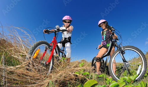 Enfants sur des vélos tout terrain.