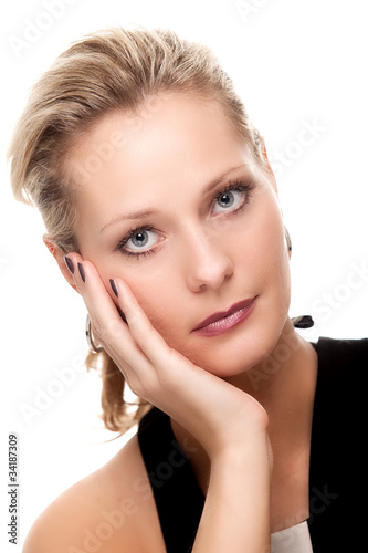 Eine junge, blonde Frau schaut gelangweilt