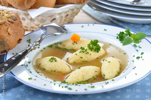 Herzhafte Grießnockerlsuppe photo