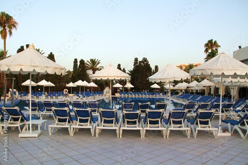 unbesetzte Strandliegen am Pool
