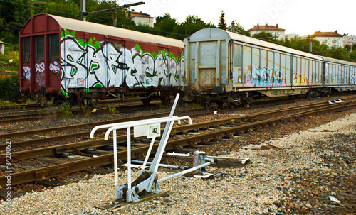 Wagons sur les voies ferrées photo