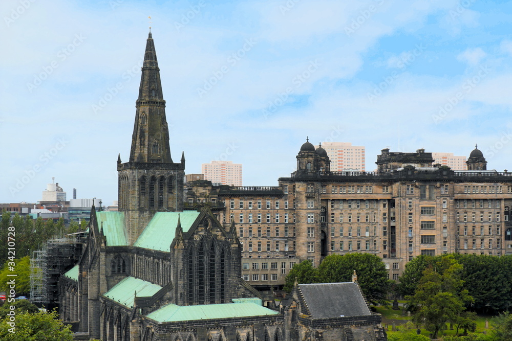 Fototapeta premium Kathedrale und Plattenbau