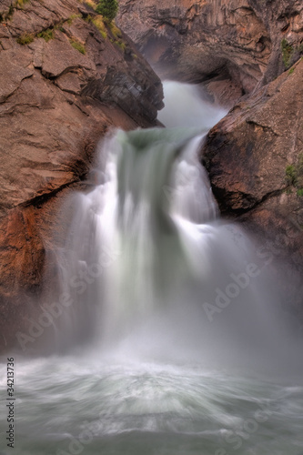 Fototapeta Naklejka Na Ścianę i Meble -  Waterfall in Kings Canyon NP
