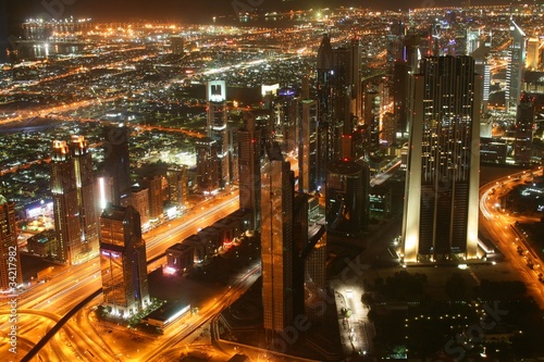 Dubai downtown por la noche photo