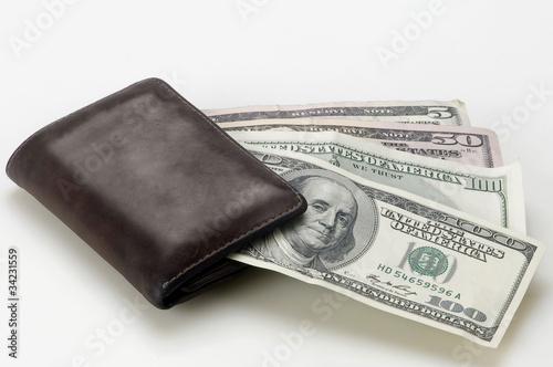 Billetera con dólares en fondo blanco