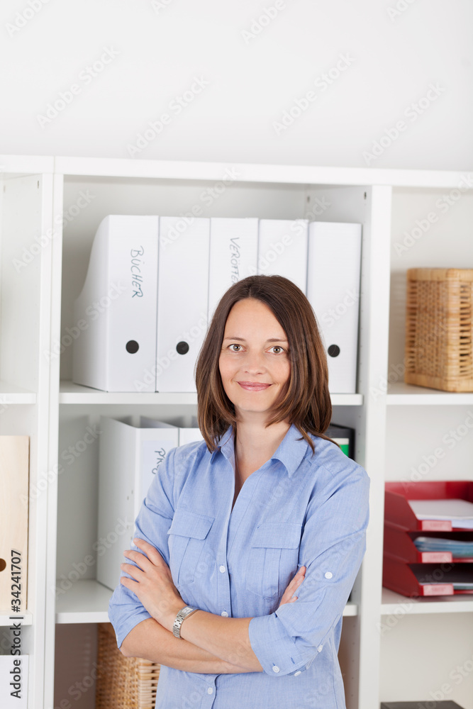 junge frau am arbeitsplatz junge frau am arbeitsplatz