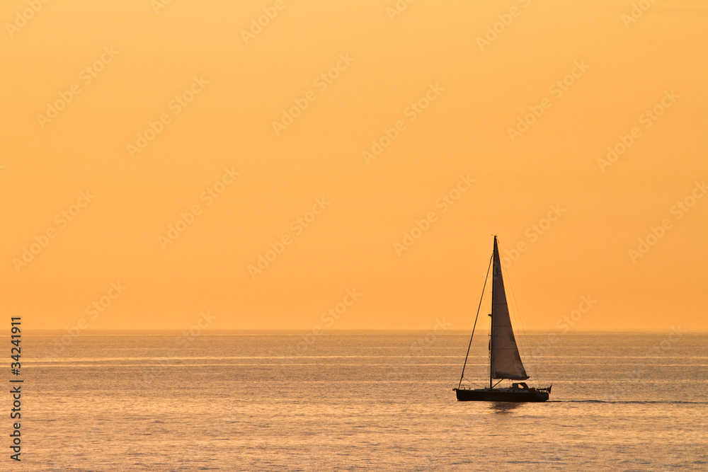 Ein Segelboot im Abendlicht.
