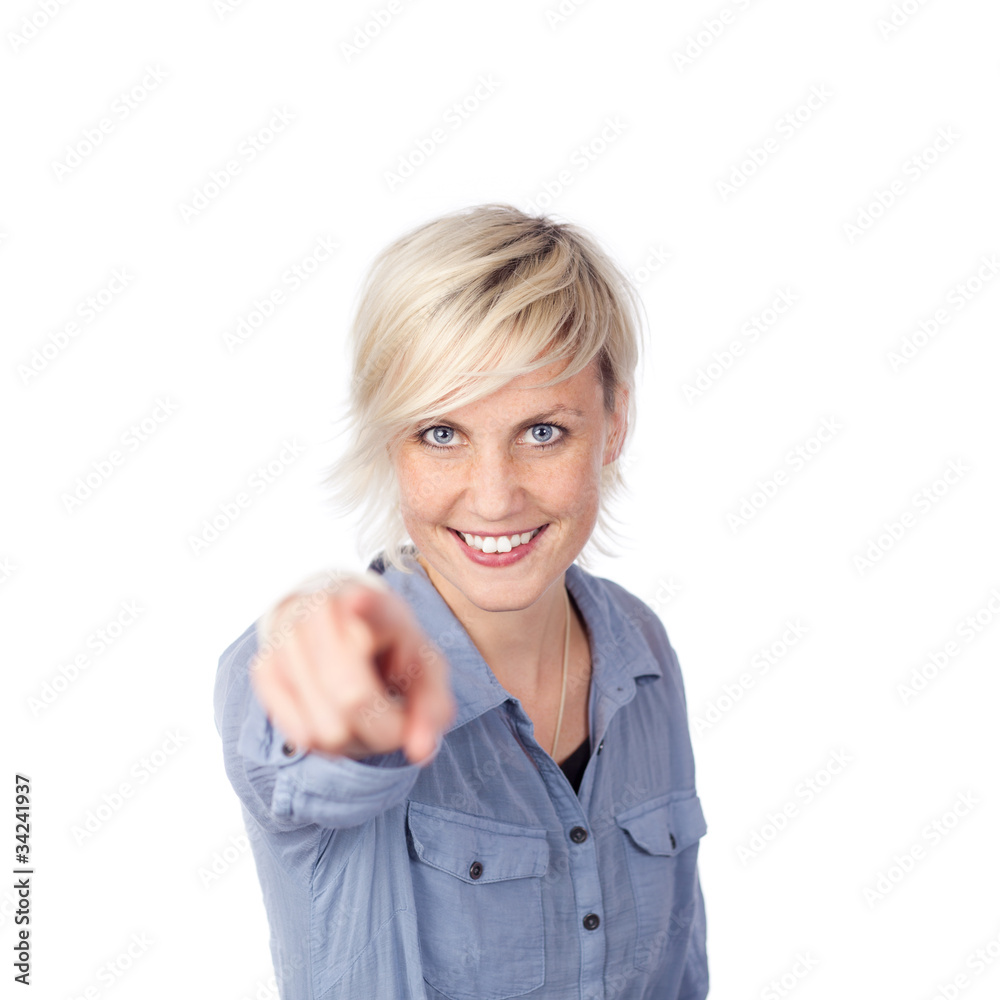 lachende junge frau zeigt nach vorne