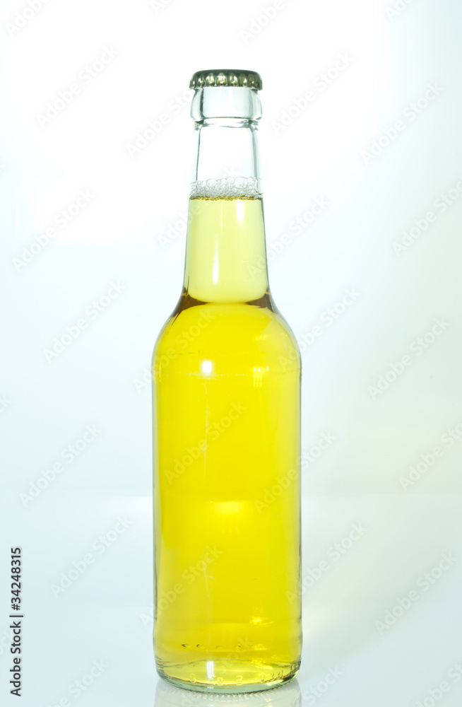 Einzelne Flasche mit Biermischgetränk Einzelne Flasche mit Biermischgetränk