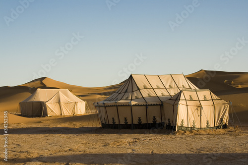 CAMPO TENDATO NEL DESERTO