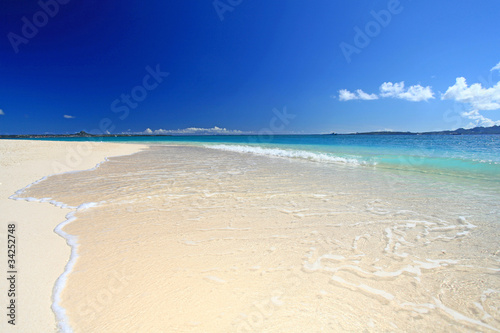 Fototapeta Naklejka Na Ścianę i Meble -  真っ白い砂浜に打ち寄せる透明な波