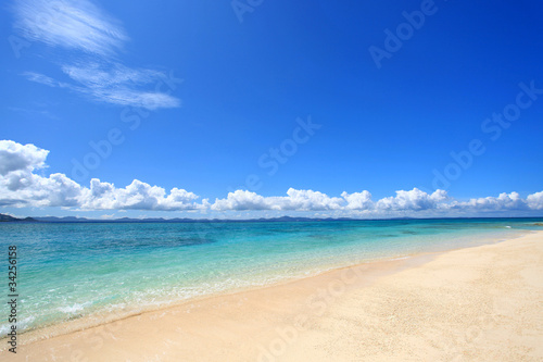 水納島の澄んだサンゴ礁の海と青い空