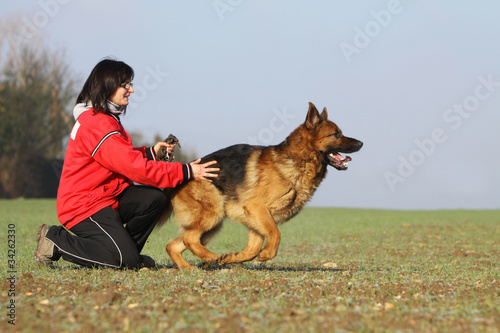berger allemand encouragé par sa maîtresse © Dogs