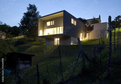 Canvastavla esterno di casa moderna fotografata di sera