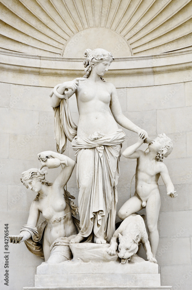 Obraz premium Trieste, Piazza Unità d'Italia. Palazzo della giunta. Statue