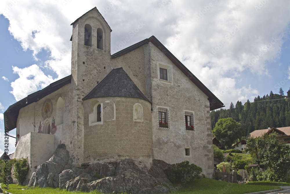 Bauernhof und Kapelle in Südtirol