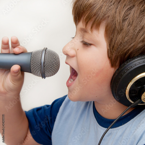 bambino con microfono