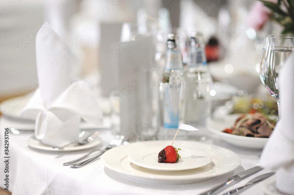Fototapeta premium Empty strawberry place card on a festive table